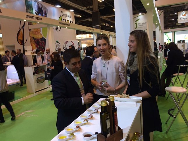 Reyes visita el estand de la Diputación en el Salón de Gourmtets.