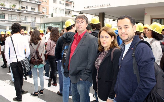 Rojas, con miembros de IU, en la movilización de la Politécnica