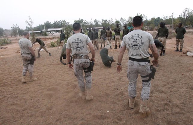 Militares españoles instruyen a soldados malienses.
