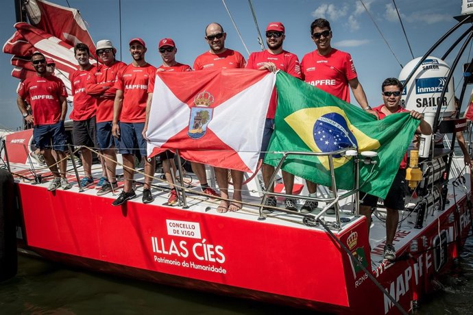 La tripulación del 'MAPFRE' con la bandera de Vigo