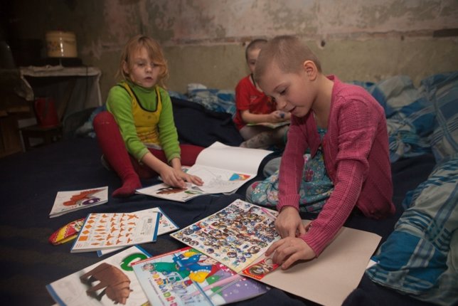 Niños juegan con material distribuido por UNICEF en Donetsk