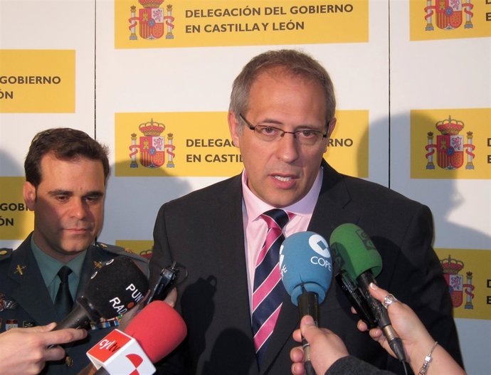 Javier Peña, en segundo plano, tras el exsubdelegado del Gobierno.