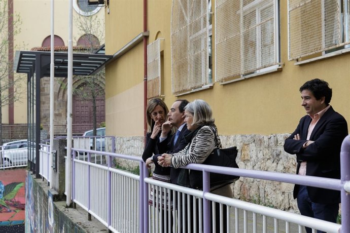 Serna visita el colegio 'Fernando de los Ríos' de Astillero