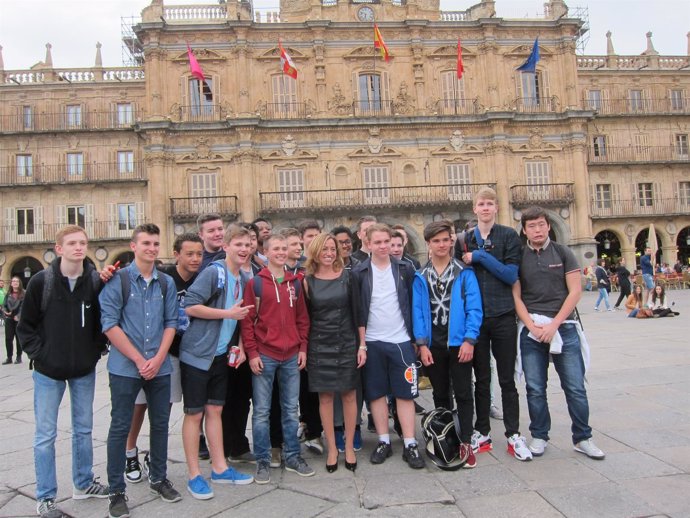 Carme Chacón se hace una fotocon un grupo de estudiantes en Salamanca