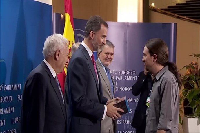 Pablo Iglesias regala Juego de Tronos al Rey Felipe VI