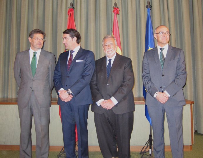 Suárez-Quiñones (segundo por la izquierda) en su toma de posesión