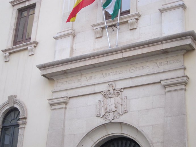 Escudo sobre la fachada de la Escuela de Artes de Almería