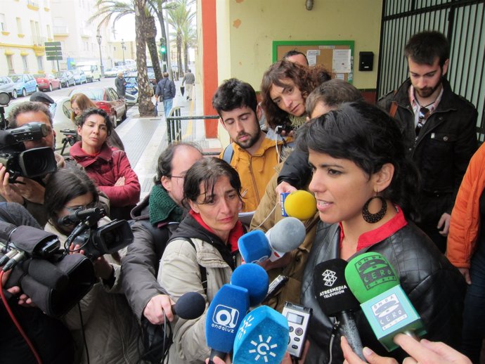 Teresa Rodríguez en declaraciones a los medios de comunicación en Cádiz