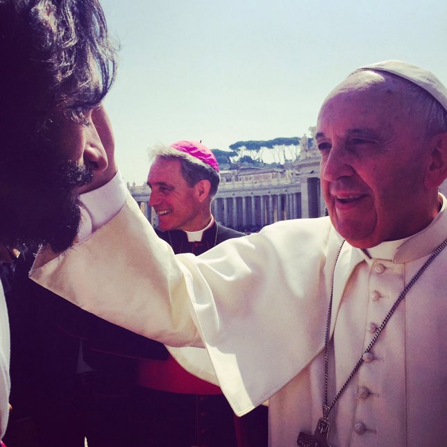 Actor Rodrigo Santoro con el Papa Francisco