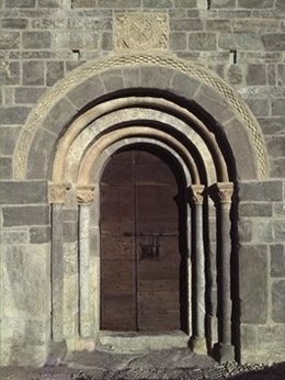 Restauran la portada románica de la iglesia de la Assumpció de Cóll Vall de Boí
