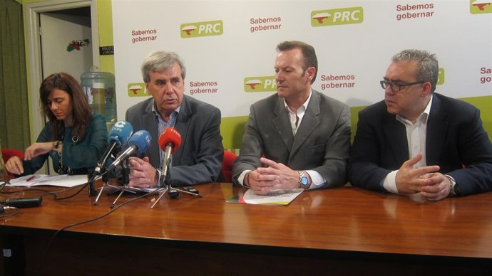 Rafael de la Sierra con varios vicesecretarios comarcales del PRC