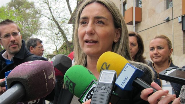 Tolón atiende a los medios