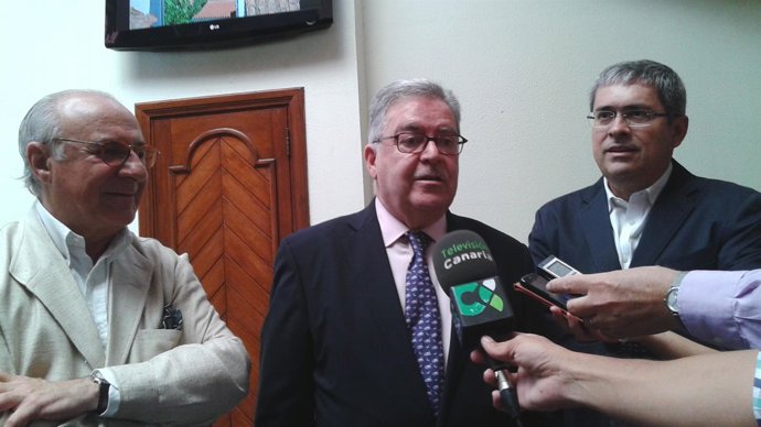 José Miguel Bravo de Laguna, en el centro