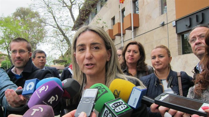 Tolón atiende a los medios