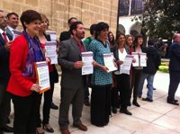 Los 15 diputados de Podemos se fotografían con sus tres condiciones antes de la constitución del Parlamento