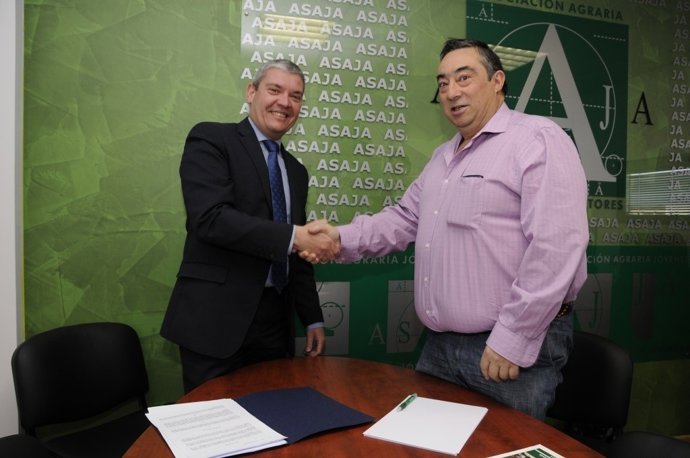 Miguel Ángel Gómez Nicolás (izq) y Carmelo Gómez Sanz tras la firma