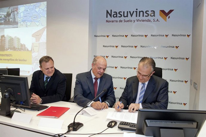 El consejero Zarraluqui y el alcalde Maya firman el convenio