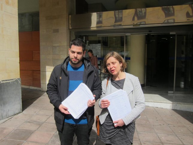 Rubén Sorón y Ana Taboada, ante el registro municipal. 