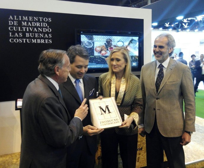 Cristina Cifuentes en el Salón Gorumet de Ifema