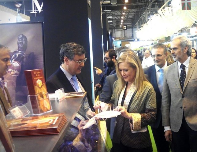 Cifuentes visita los stands de Madrid en el Salón Gourmet