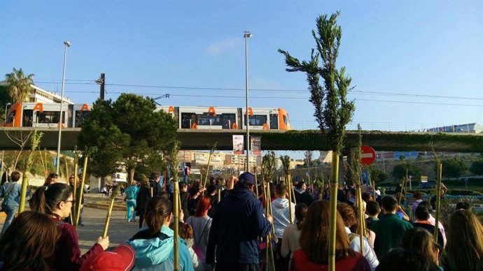 Un instante de la romería de la Santa Faz a su salida de Alicante