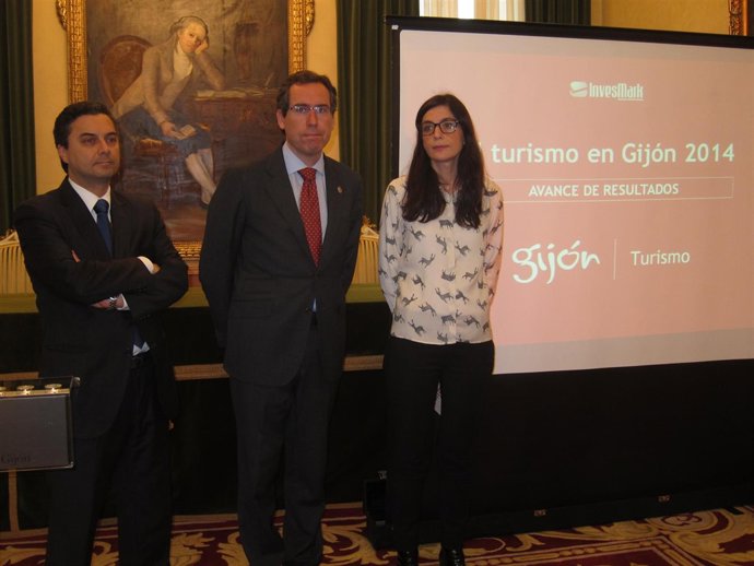 Por la izquierda, González, Couto y Braña, en la presentación del avance. 