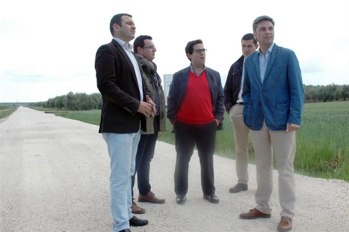 Lorite (dcha.) en la visita a uno de los caminos