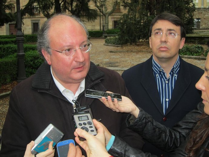 El socialista Enrique Cabero a las puertas de la sede de la Junta Electoral