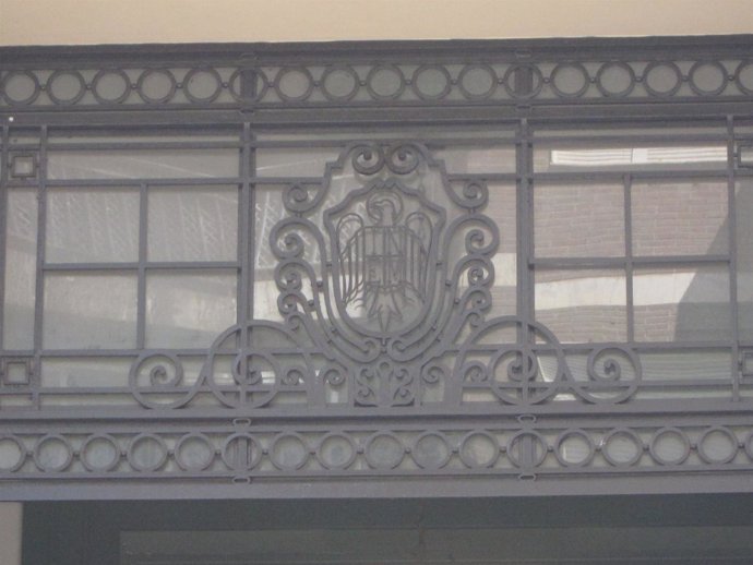 Escudo situado en la entrada del CEIP 'Celia Viñas'