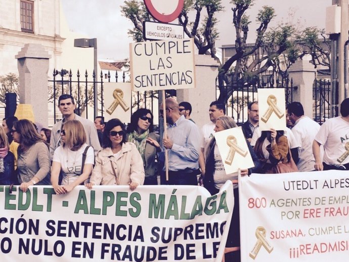Colectivo de ALPE concentrados a las puertas del Parlamento andaluz