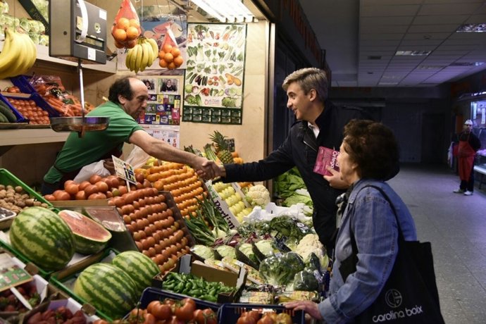 David Ortega durante su visita al mercado de Orcasur