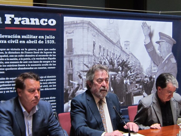 Belloch presenta la exposición "Cuarenta años con Franco"