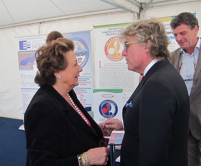 Barberá en la Valencia Boat Show en la visita al stand de Assonautica italiana