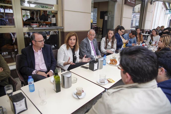 La ministra de Empleo, Fátima Báñez, desayuna con jóvenes