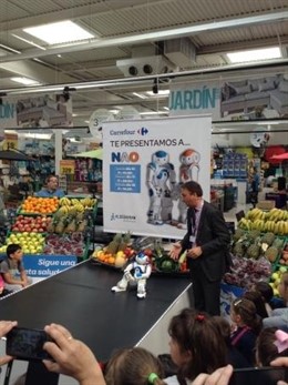 Extreno del robot NAO en Carrefour.