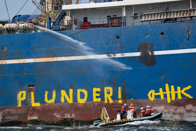 Activistas de Greenpeace actuaron contra el barco ruso hundido en Senegal