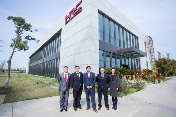 El presidente de Carbures, Rafael Contreras, en la planta de Hengrui