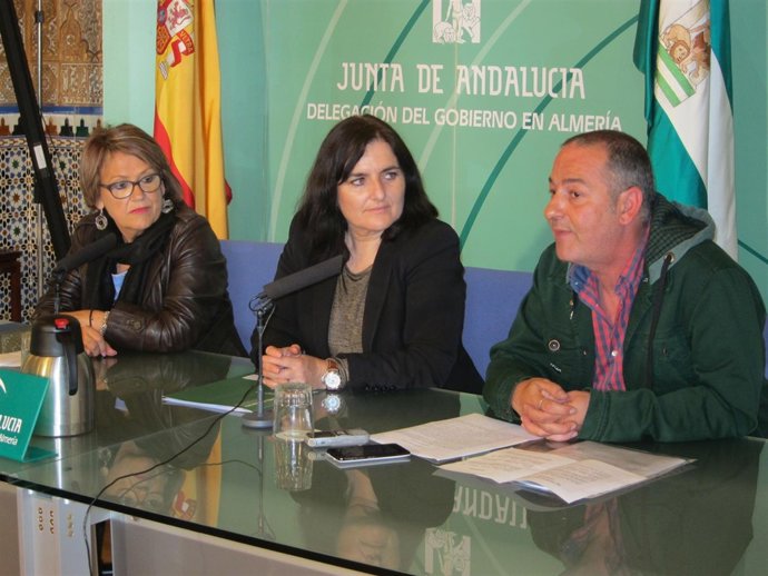 En el centro, la delegada territorial de Educación, Isabel Arévalo