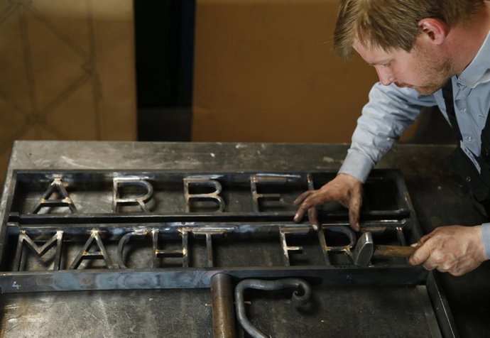 Michael Poitner replica la puerta del campo de concentración nazi de Dachau