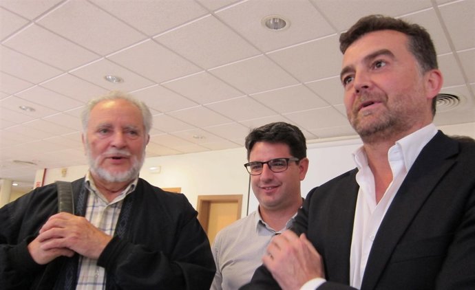 Maíllo (dcha.), junto a Pedro García (centro) y Julio Anguita (izda.)