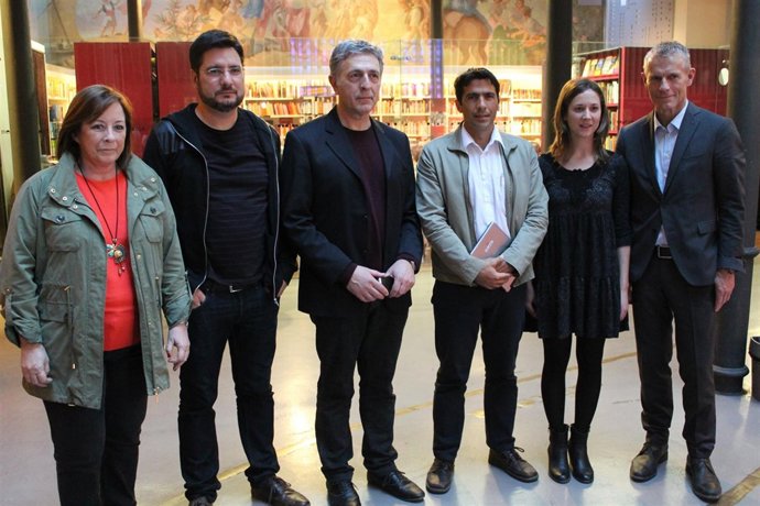 Los representantes de EUPV con europarlamentarios en la jornada contra el TTIP.