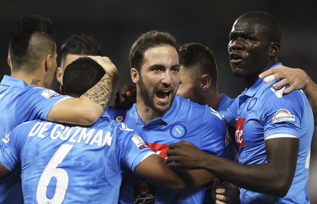 Higuaín, rodeado de compañeros del Nápoles tras una victoria