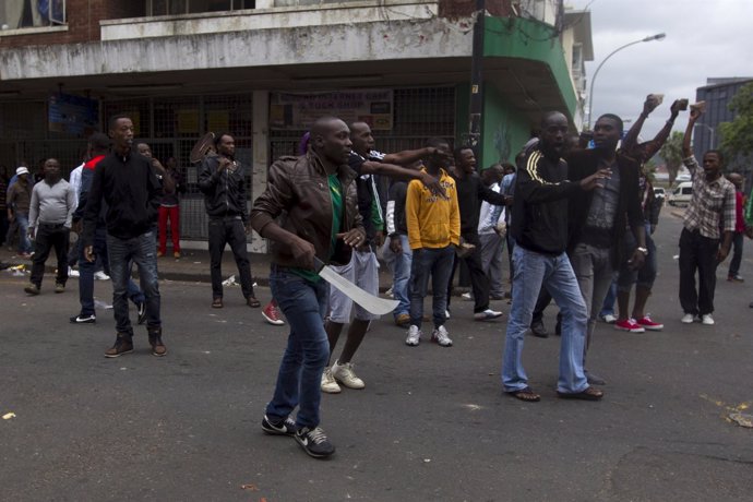 La policía de johannesburgo contra inmigrantes armados con machetes