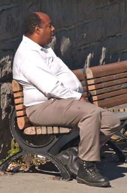 Hombre negro con sobrepeso, obesidad