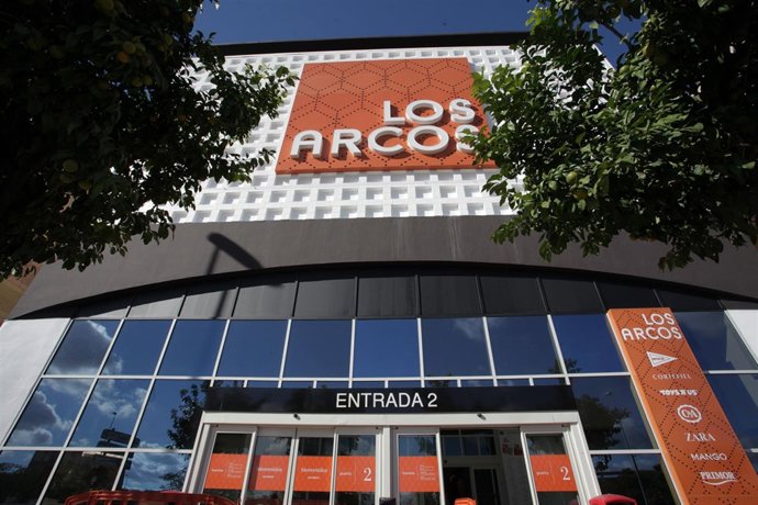 Imagen del Centro Comercial Los Arcos tras la remodelación.
