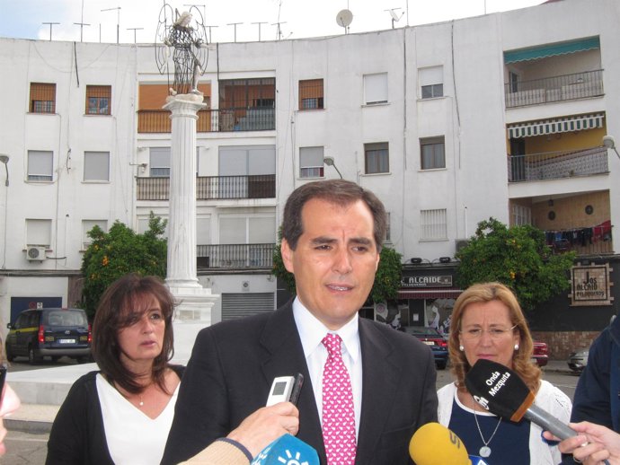 José Antonio Nieto con el Triunfo de San Rafael al fondo