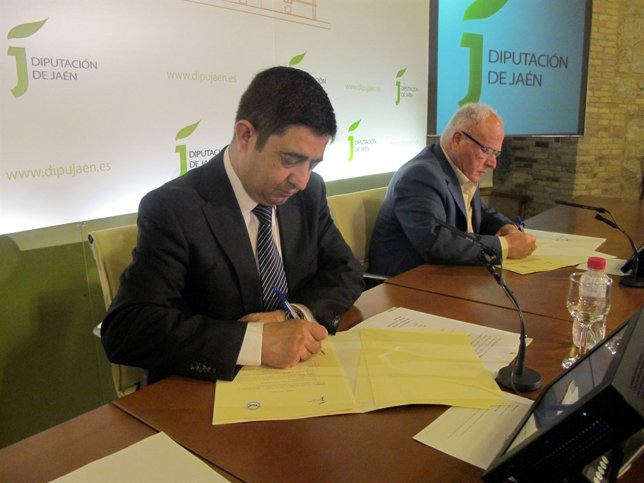 Francisco Reyes y Diego Valero firman el convenio.