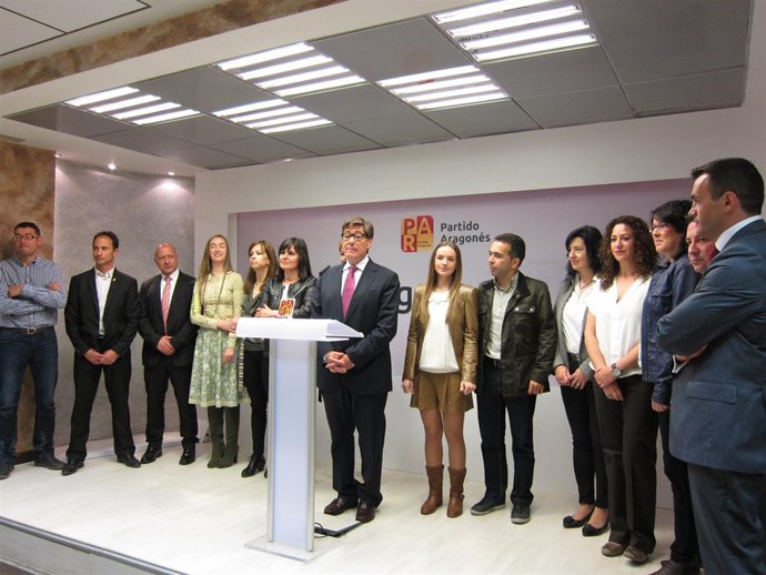 Aliaga acompañado por los miembros de la candidatura del PAR