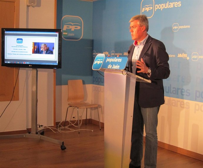 Fernández de Moya presenta la candidatura del PP en la capital.