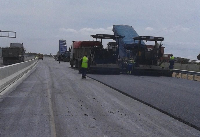 Trabajos en el nuevo acceso a la barriada de Bellabahía